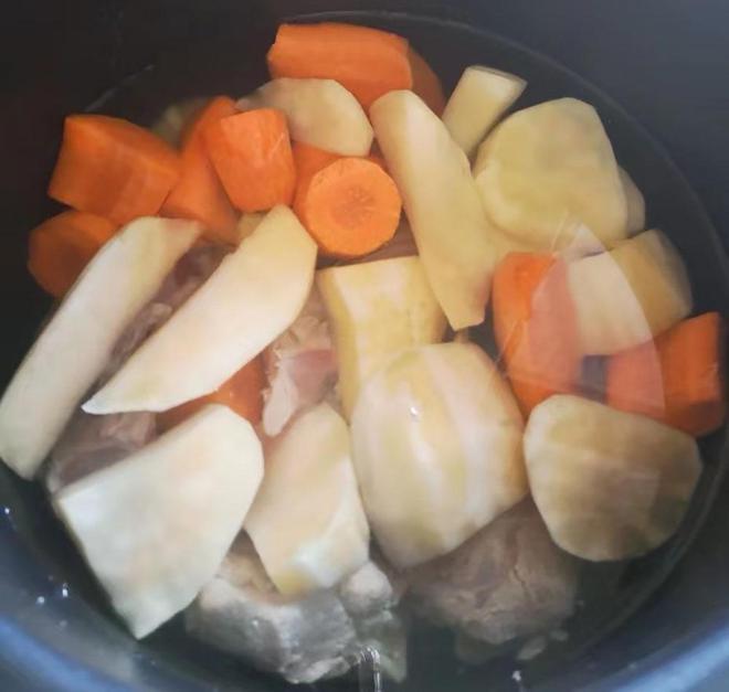 羊肉土豆汤：美味又简单的家常美食